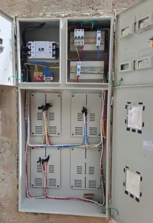 Interior de tablero eléctrico con breakers y cableado